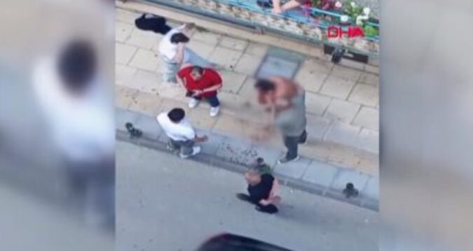 Husumetlilerine benzettiği 2 kişiyi bıçakladı; yoldan geçenler müdahale etti