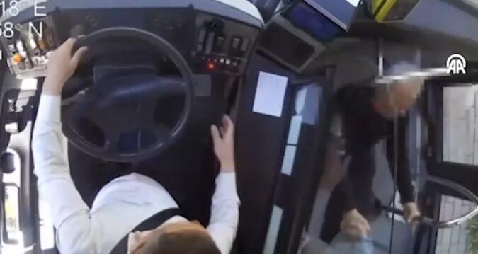 İETT otobüsünde düşüp öldü!