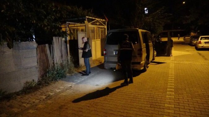 İki oğluyla ev ‘basmaya’ giden erkek bıçaklandı