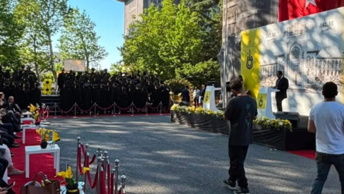 İstanbul Erkek Lisesinde mezuniyet protestosu: Müdüre sırtlarını döndüler, tören iptal oldu