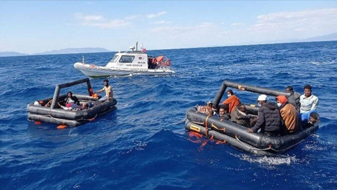 İzmir’de 19 düzensiz göçmen yakalandı, 11 göçmen kurtarıldı