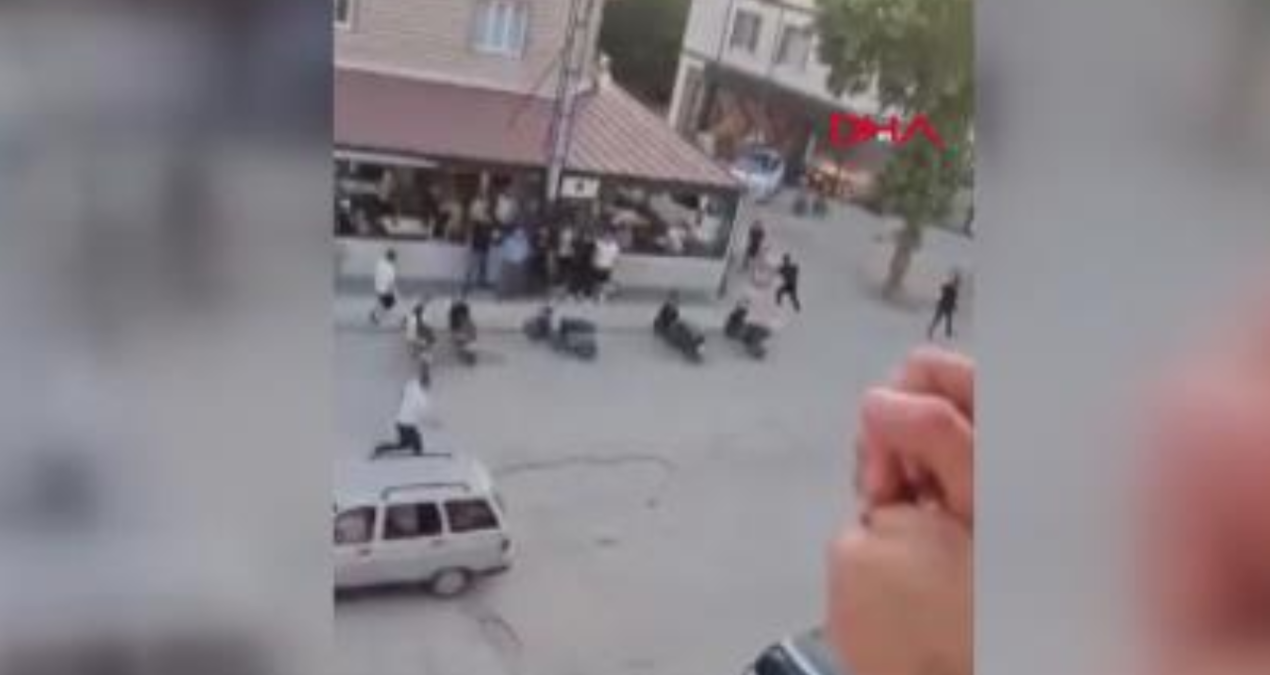 kahvehanedeki kavga sokağa taştı: Istakalı kavga kamerada
