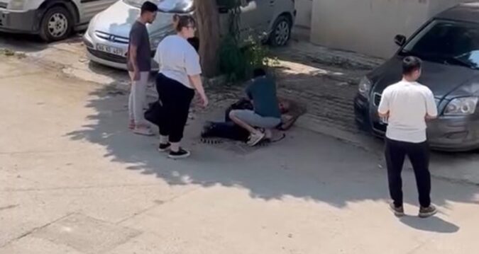 Kardeşlerin bıçaklı kavgası kameraya yansıdı