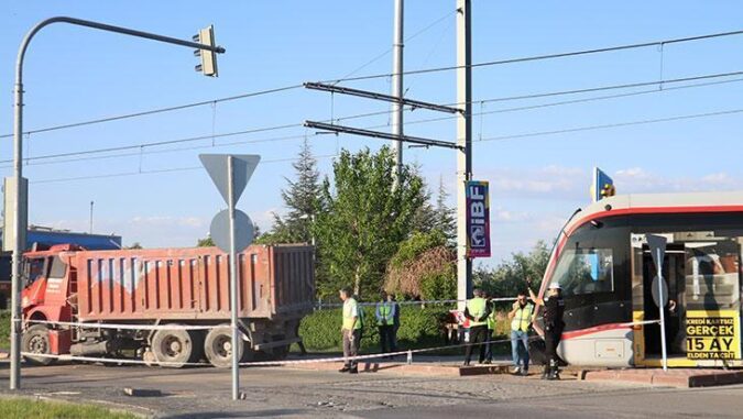 Kayseri’de feci kaza! Kamyon ile tramvay çarpıştı: Yaralılar var