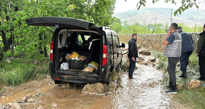 Kenti sel vurdu, 3 araç sulara kapıldı