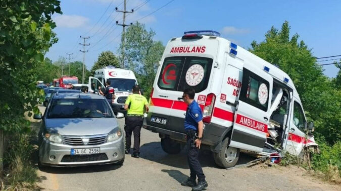 Kocaeli’de ambulans yoldan çıktı: Biri hasta 3 yaralı