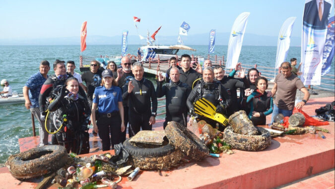Kocaeli’de dalgıçlardan İzmit Körfezi’nde dip temizliği