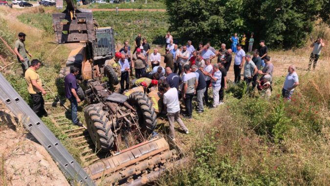 Köprü korkuluklarını aşan traktör şarampole uçtu