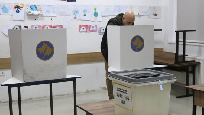 Kosova sandık başında: Erken genel seçimlerde oy verme işlemi başladı