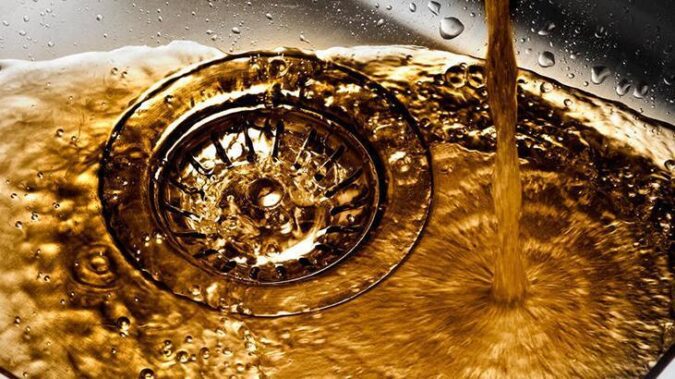 Lavaboya dökülen yağ kalıp oluyor! Kağıt havlu en büyük yardımcı, temiz bir kaba boşaltın