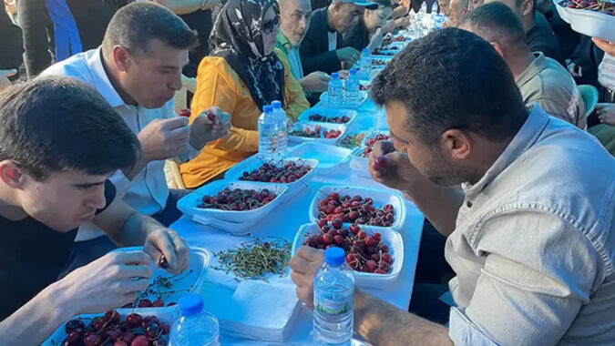 Manisa’da inanılmaz kiraz yeme yarışması: 5 dakikada yaklaşık 1.5 kilo kiraz tüketti