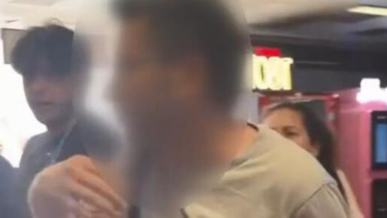Mecidiyeköy Metrobüs Durağı’nda tepki çeken olay: Gizlice fotoğraf çekerken yakalandı