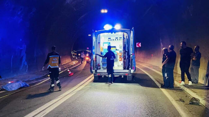 Motosiklet kazasında genç sürücü can verdi: 2 kişi yaralandı