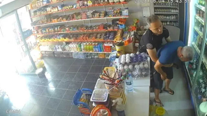Nefes borusuna şeker kaçan bakkalı alışverişe gelen polis kurtardı