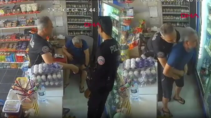 Nefes borusuna şeker kaçan bakkalı, polis Heimlich manevrasıyla kurtardı