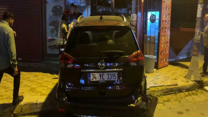 Otomobilin çarptığı cip çiğ köfteciye girdi!