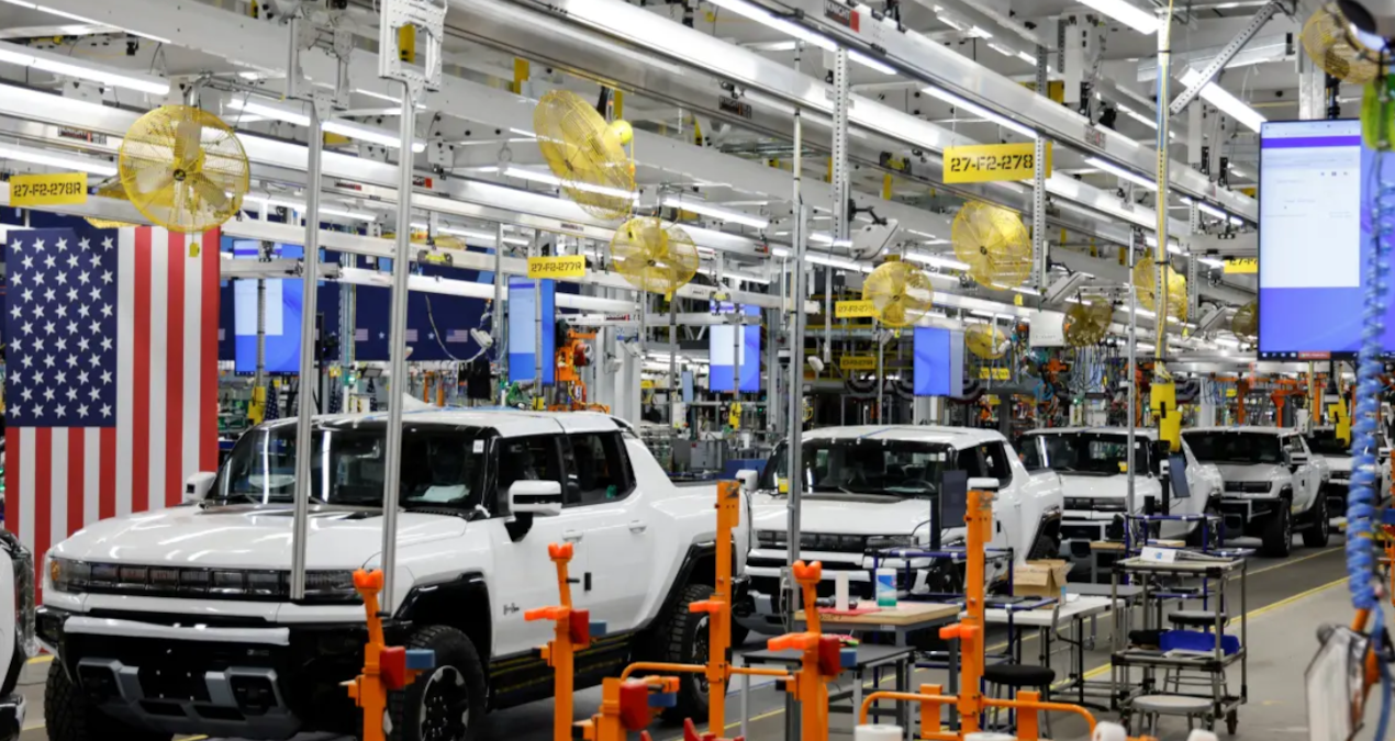Otomotiv devinden radikal karar! Fabrikada yüzlerce çalışanın yerini robotlar aldı!