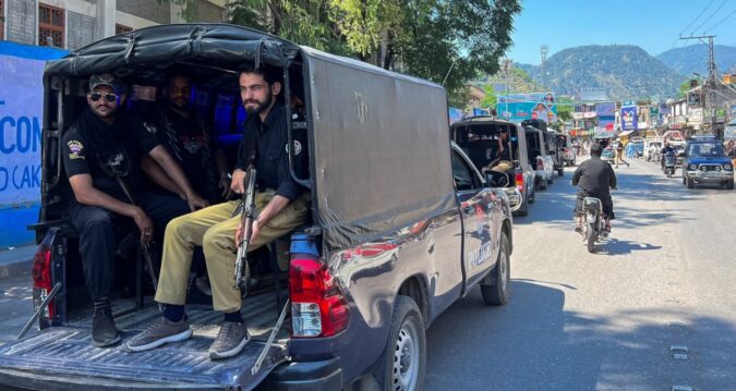 Pakistan’da polis ve protestocular çatışta: 7 kişi öldü