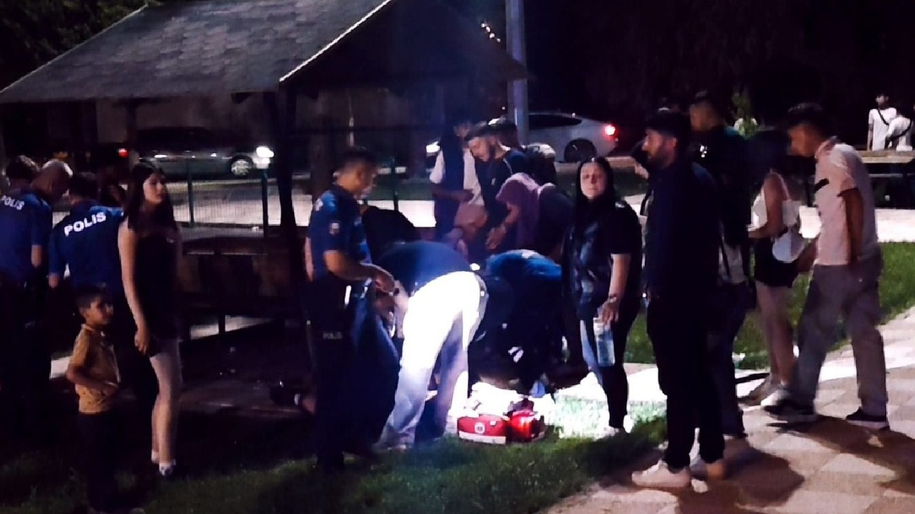 Parktaki 17 yaşındaki çocuğa biber gazı sıktı, 6 yerinden bıçakladı: Saldırgan aranıyor!