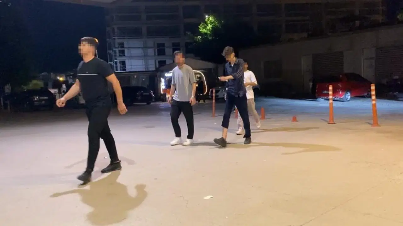 Parktaki gençlere pompalı tüfekle kurşun yağdırıp kaçtı: 10 yaralı