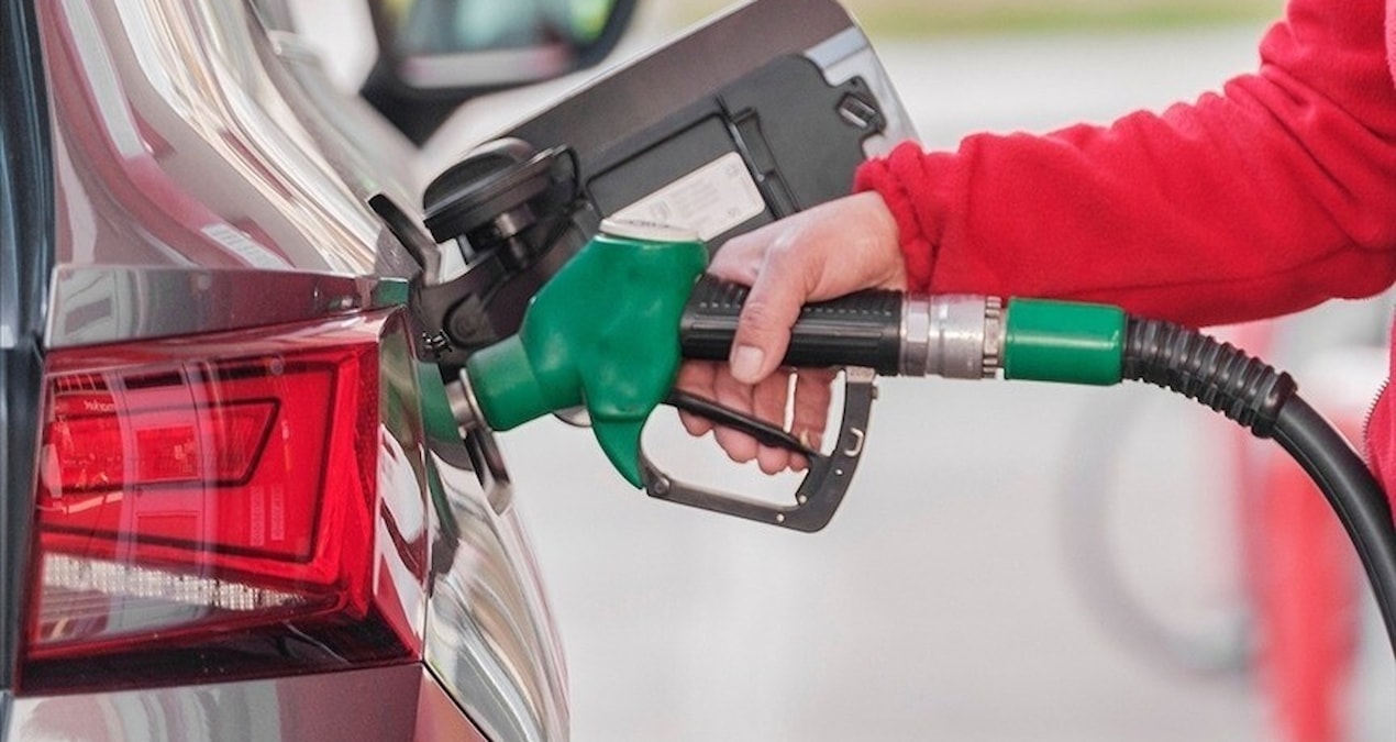 Petrol fiyatları düşerken akaryakıta neden indirim gelmiyor? Bakan açıkladı