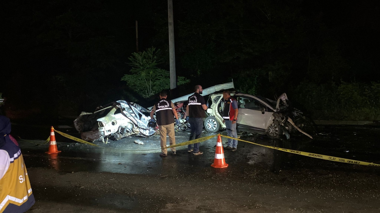 Rize’de facia kaza! Araçlar alev aldı 3 ölü 4 yaralı