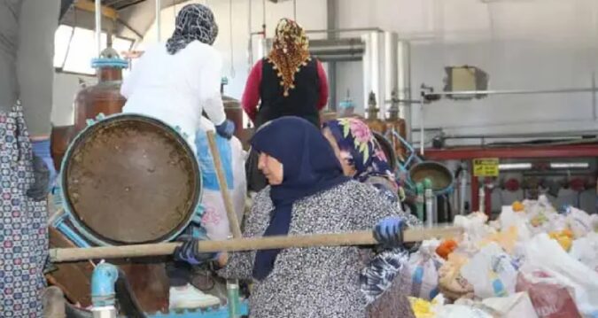 Sabah 04.30’da toplamaya başlıyorlar: Topladıkları 500 bin lirayı buluyor