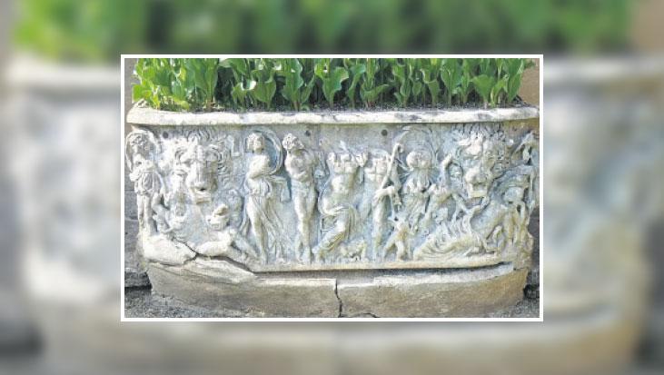 Saksı değil anıt mezarmış