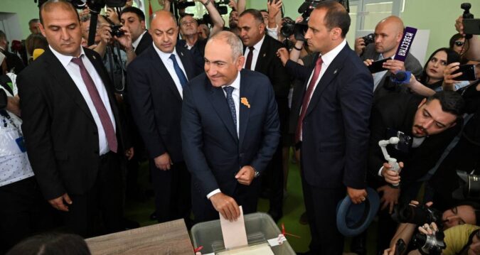 Sandıklar açıldı: Ermenistan’da Paşinyan zaferi