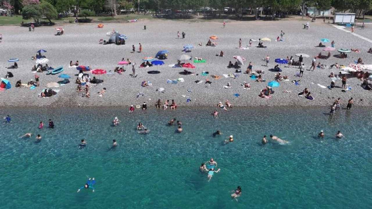 Sıcaklık ve nem bunalttı: Soluğu Akdeniz’in serin sularında aldılar