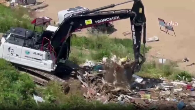 Sinop’taki Kumkapı Sahili’nde kaçak yapıların yıkımına başlandı