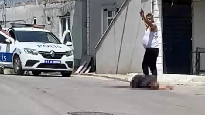 Sokakta dehşet saçtı: Eşini defalarca bıçaklayıp polise teslim oldu