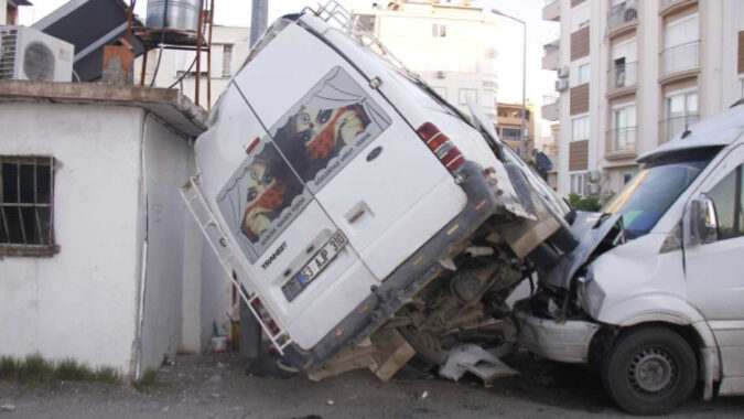 Tarım işçilerini taşıyan 2 minibüs çarpıştı: 5 yaralı