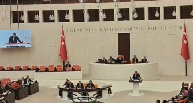 TBMM’de ‘mutlak butlan’ tartışması! Sıralara vurarak protesto ettiler
