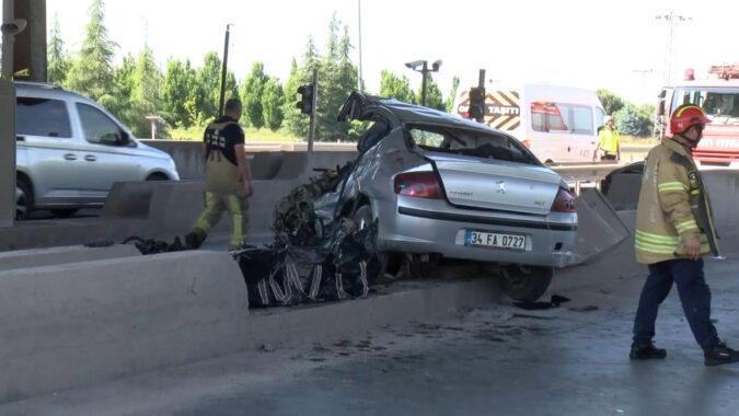 TEM gişelerinde dehşet: Beton bariyere çıkan otomobil genç sürücüye mezar oldu