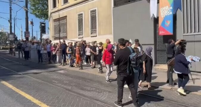 Turistler Yerebatan Sarnıcı için kuyrukta beklerken el koydular