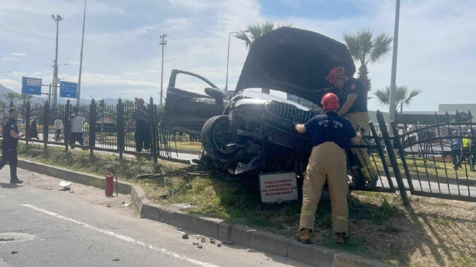 Yeniden Refah Partili ismin makam aracı kaza yaptı: Kırmızı ışıktan geçti, 3 kişi yaralandı