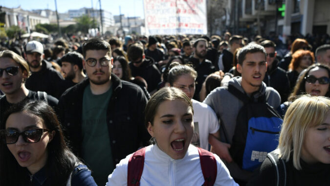 Yunanlar Arnavutluk’taki turizm projesine karşı sokağa çıktı