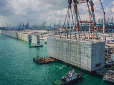 10 katli bina yuksekligindeki beton bloklari denize attilar uGt6egS8.jpg