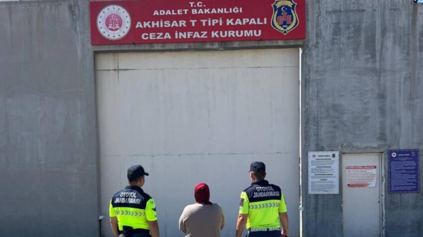 12 hirsizlik dosyasindan 37 yil hapis cezasi bulunan kadin yakalandi nexNqVkP.jpg