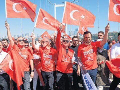 15 temmuz demokrasi ve sehitleri anma yuruyusu ayni koprude ayni ruhla FLAv14Wj.jpg