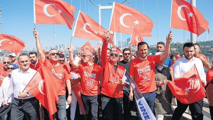 15 temmuz demokrasi ve sehitleri anma yuruyusu ayni koprude ayni ruhla FLAv14Wj.jpg