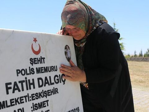 15 temmuz sehidinin annesinin acisi ilk gunku gibi taze x4AixmsP.jpg