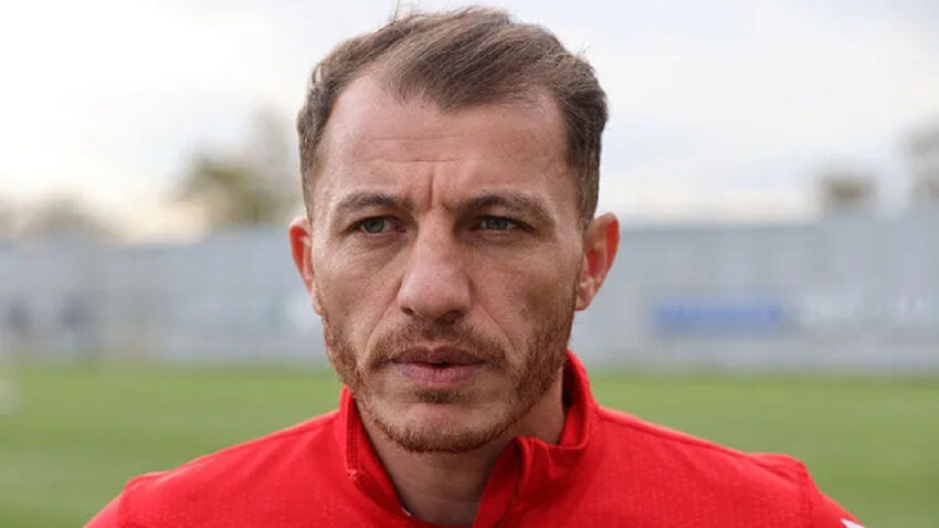 17 yil boyunca ayni takimda kaldi tff 1 lig ekibine antrenor olarak geri dondu c8S3COGh.jpg