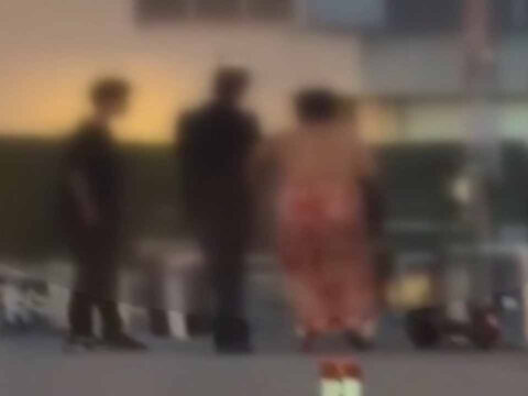 18 yasindan kucuk uc cocuk sokak ortasinda kadina kabusu yasatti taciz edip zorla goturmeye eFNd7ywd.jpg