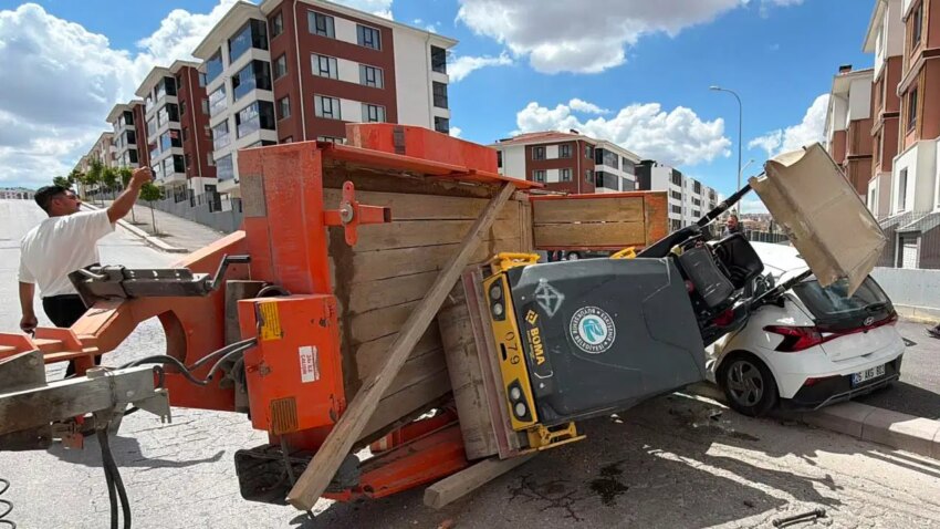 27 tonluk silindir yuklu romork surucu kursu aracina carpti 2 yarali EO1S4GBD.jpg