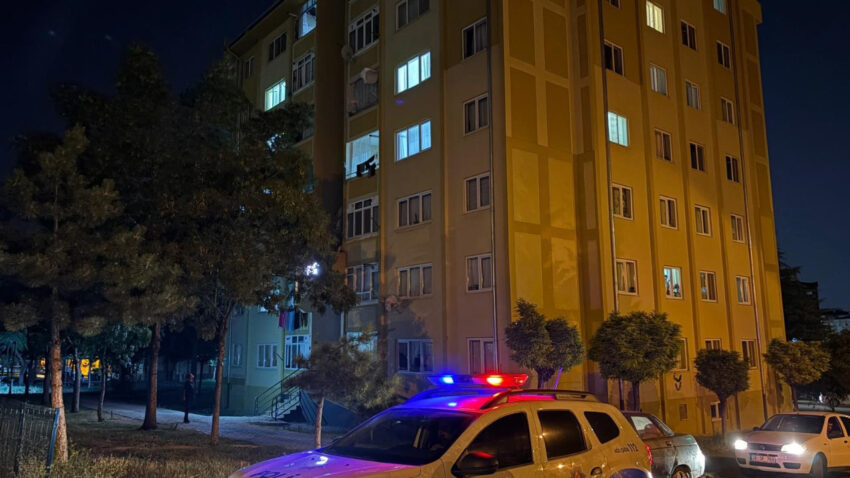 3 kattaki pencereden dusen 35 yasindaki cocuk agir yaralandi DRtaPzIC.jpg