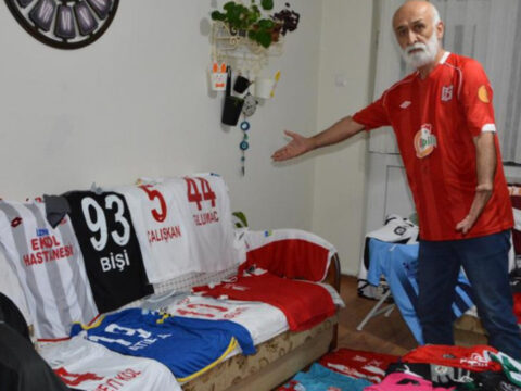 35 yillik gazetecinin evi futbol muzesine dondu 300 formalik koleksiyon hayran birakiyor 2W4mNvnM.jpg