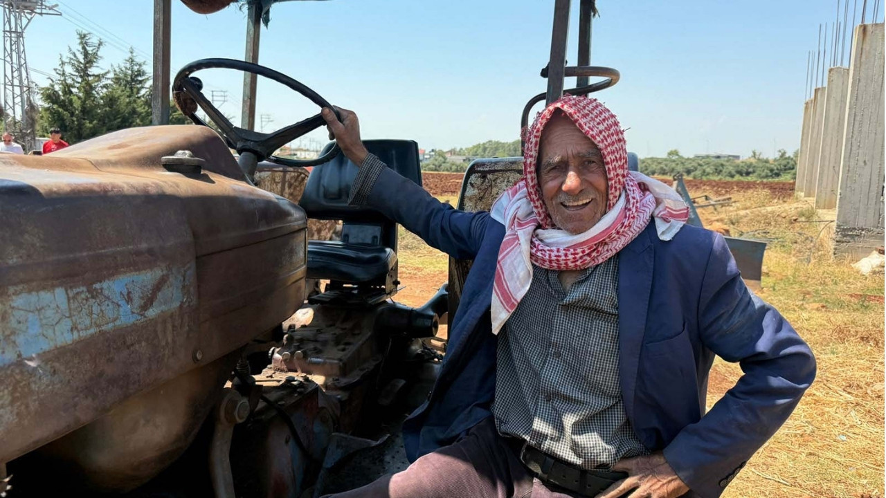 50 yıl önce 2 bin 500 liraya almıştı: Yarım asırlık traktörle 300 dönüm arazinin sahibi oldu!