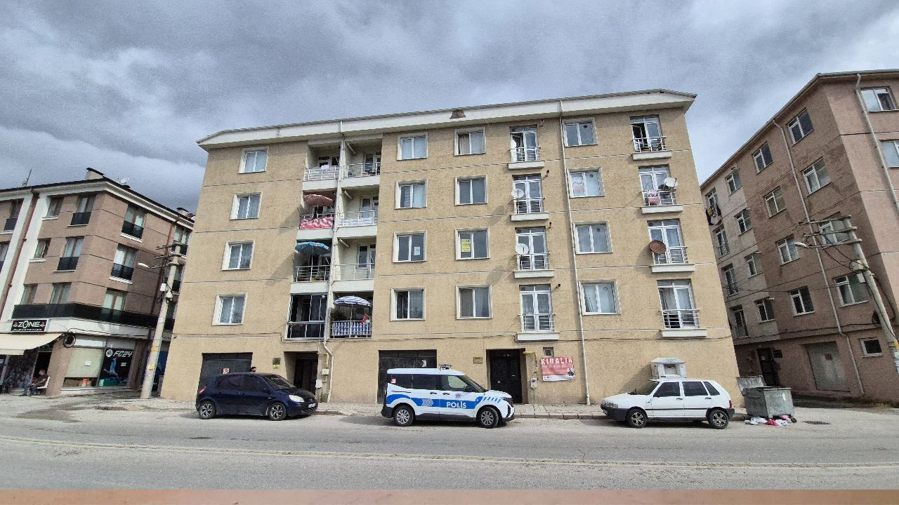 58 yaşındaki adamın cesedi evde annesi tarafından bulundu